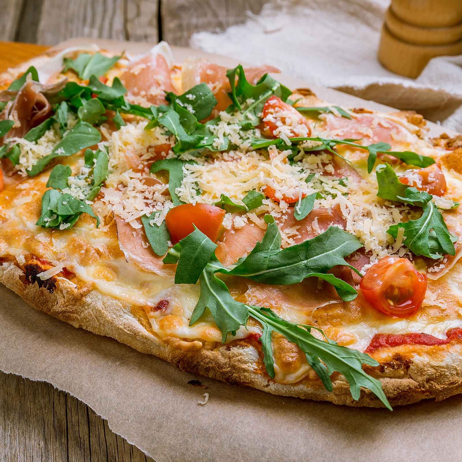Pinsa salmone , rucola & pomodorini